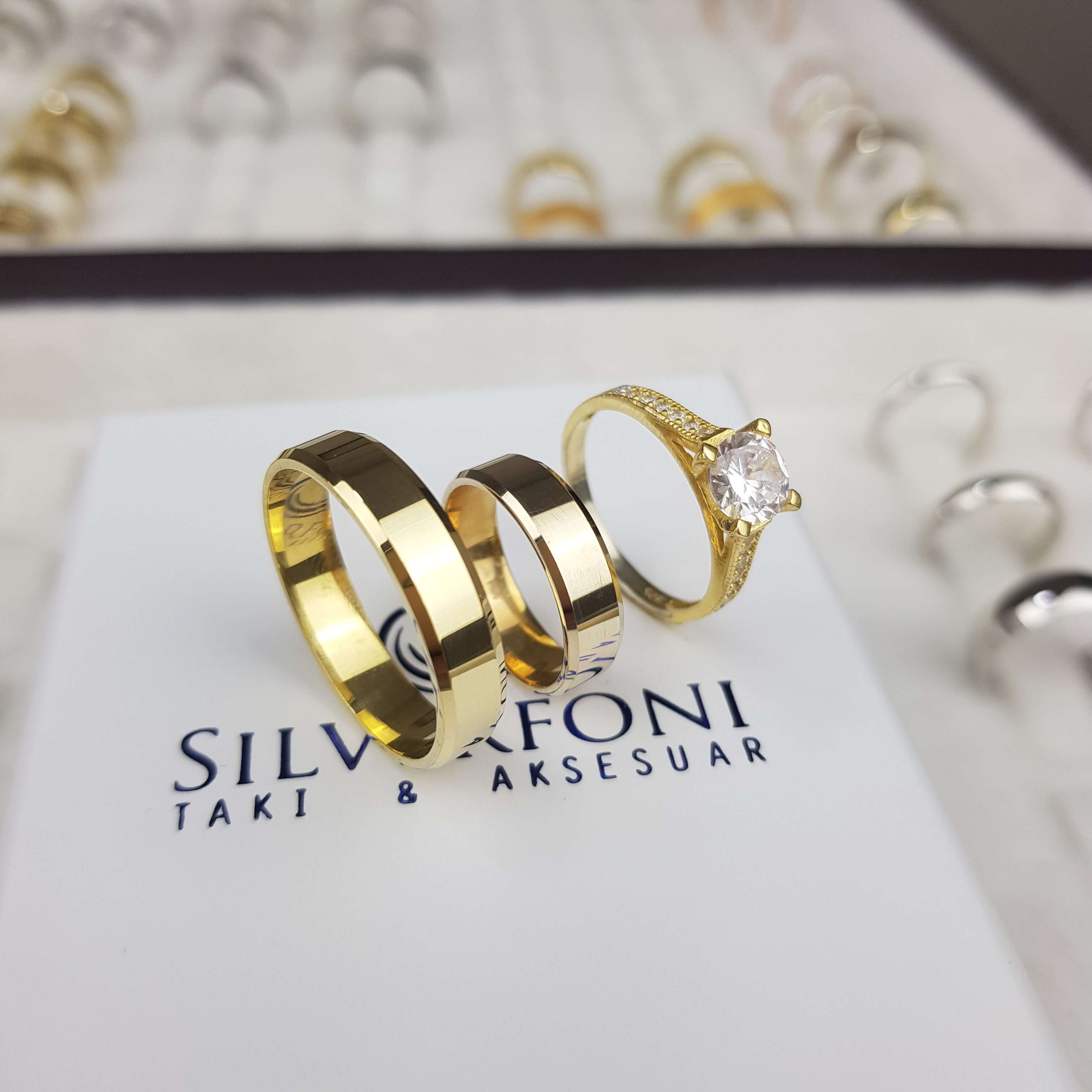 Silverfoni  5mm Küt Kesim Gold  Klasik Alyans & Taşlı Tektaş  Kombini 