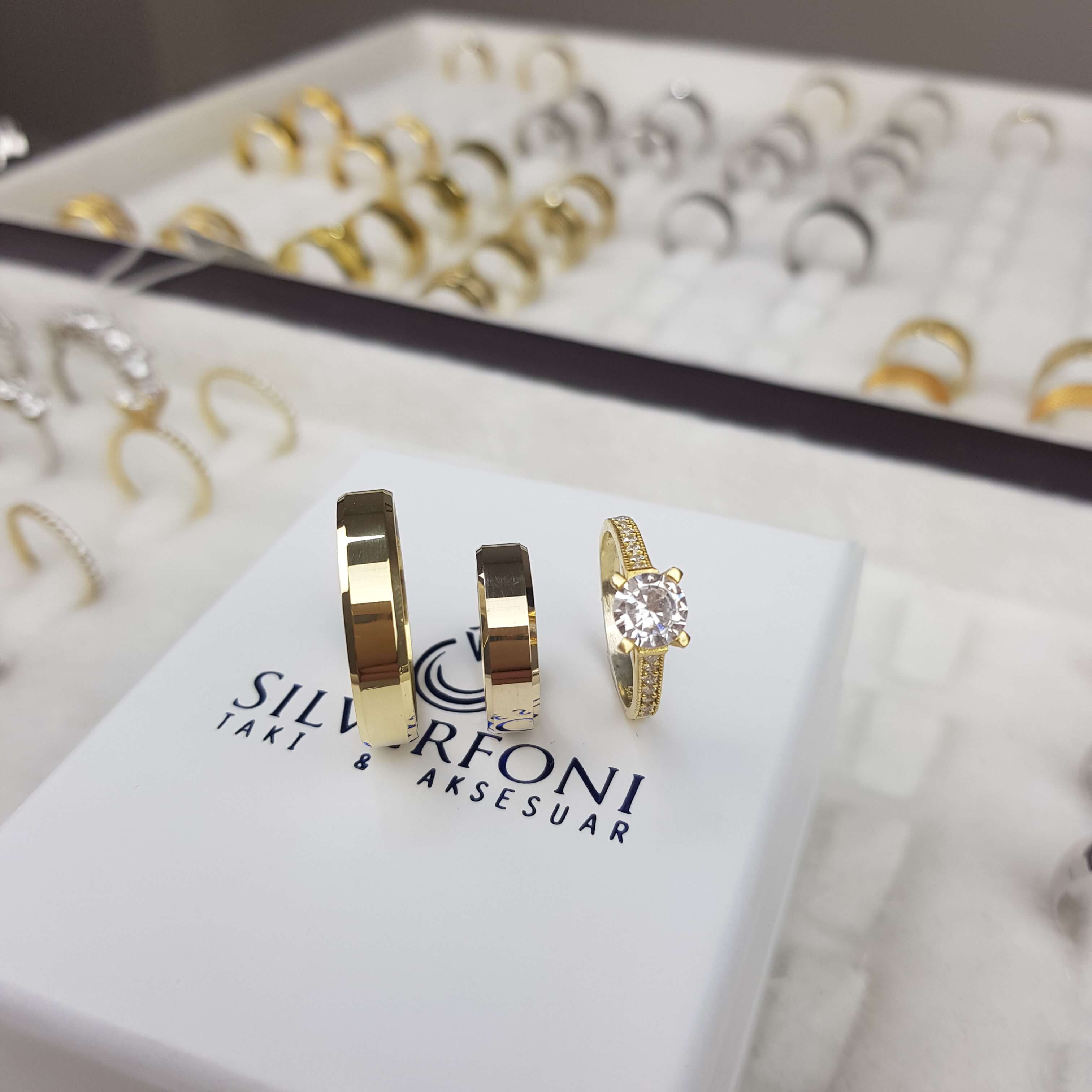 Silverfoni  5mm Küt Kesim Gold  Klasik Alyans & Taşlı Tektaş  Kombini 