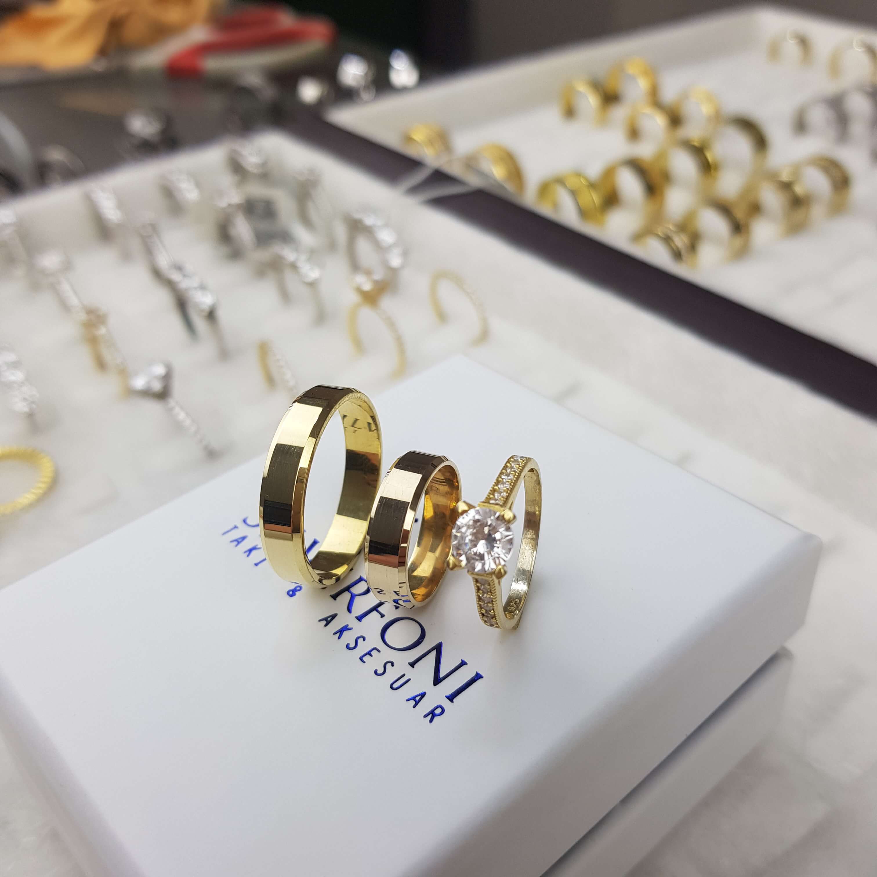 Silverfoni  5mm Küt Kesim Gold  Klasik Alyans & Taşlı Tektaş  Kombini 