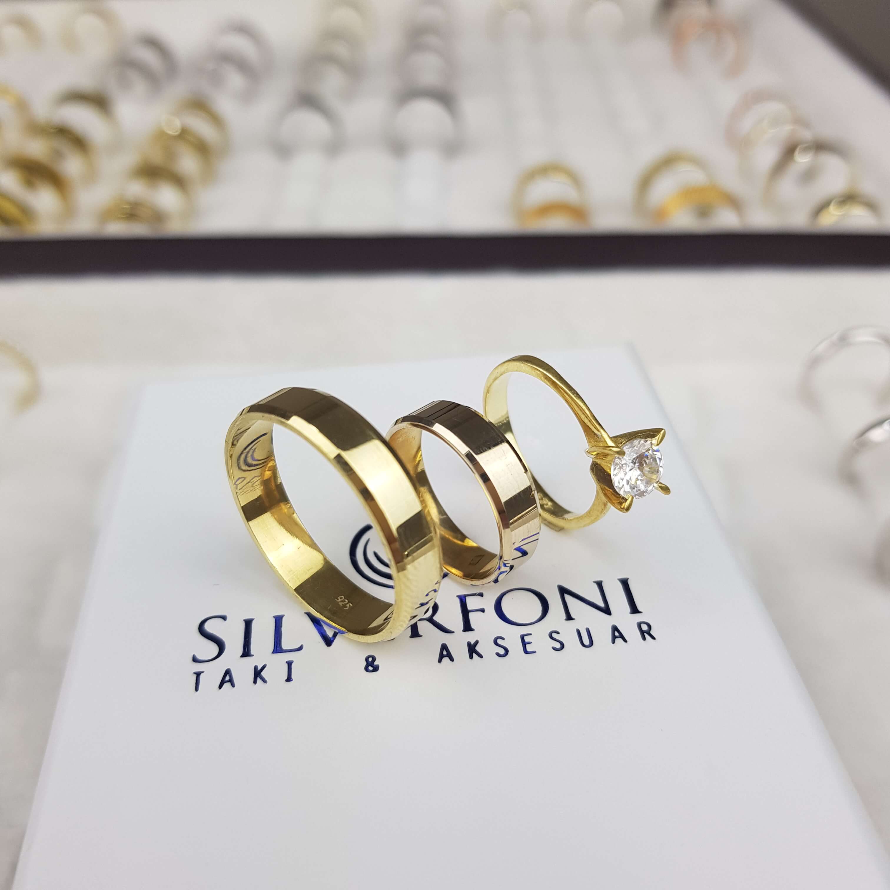 Silverfoni  5mm Küt Kesim Gold  Klasik Alyans &  Tektaş  Kombini 