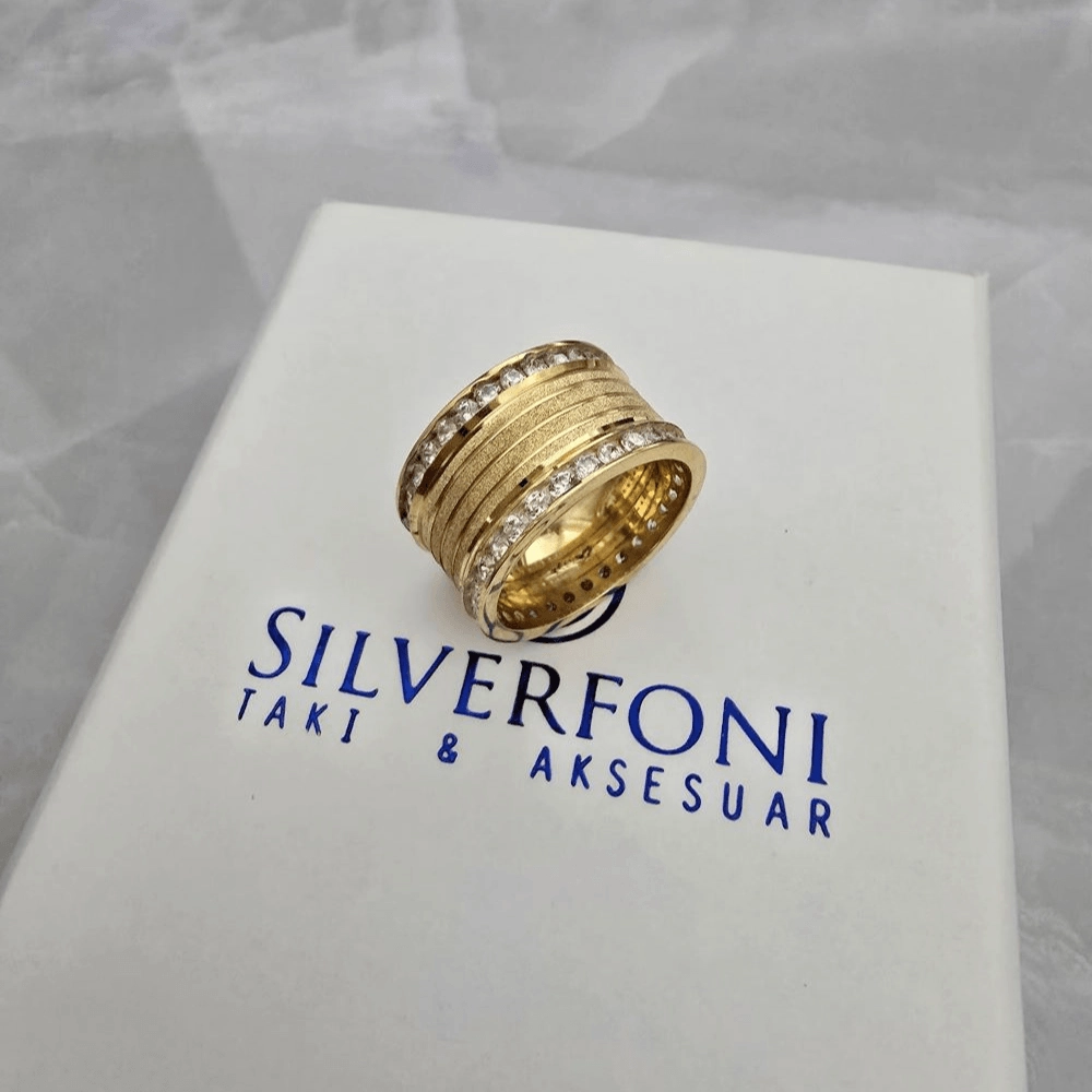 Silverfoni Bayan Sıra Taşlı Ortası Kum Desenli El İşi Alyans