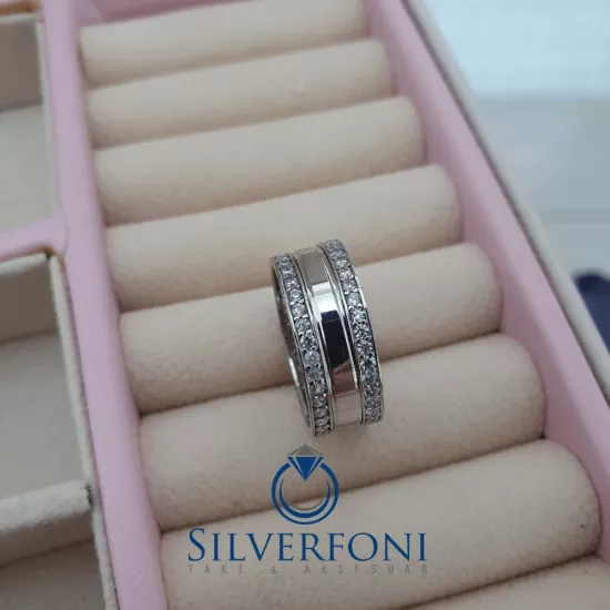 Rüya Taşlı Bayan Alyans – Zarif Işıltılı Tasarım 