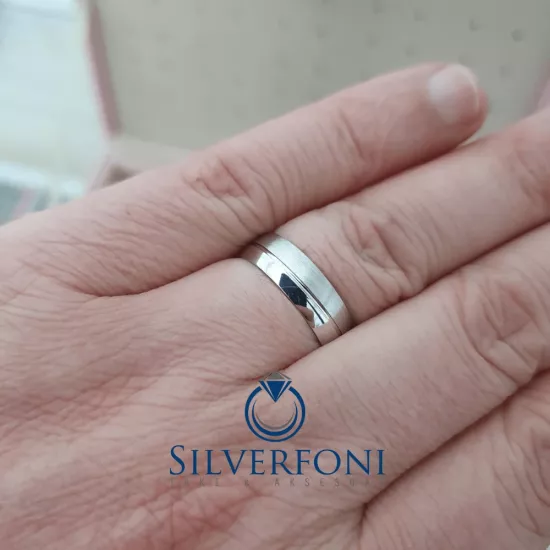 Erkek Modeli Üç Işıltı Su Yolu Alyans Gümüş